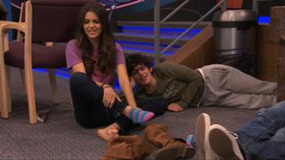 Victoria Justice feet photo thumbnail