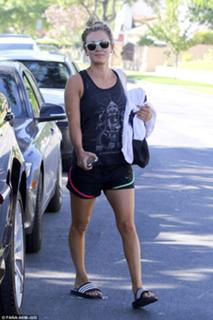 Kaley Cuoco feet photo thumbnail