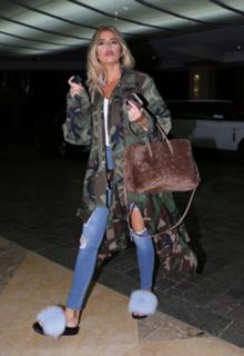 Khloé Kardashian feet photo thumbnail
