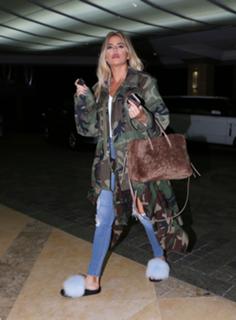 Khloé Kardashian feet photo thumbnail