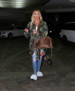 Khloé Kardashian feet photo thumbnail