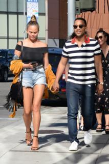 Chrissy Teigen feet photo thumbnail
