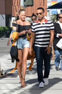 Chrissy Teigen feet photo thumbnail