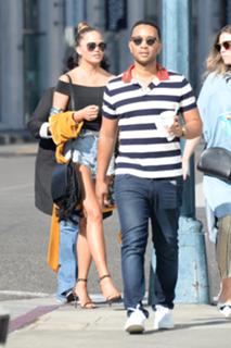 Chrissy Teigen feet photo thumbnail