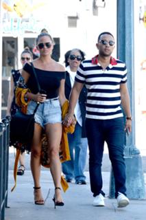Chrissy Teigen feet photo thumbnail