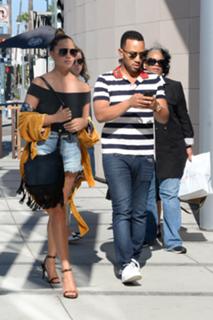 Chrissy Teigen feet photo thumbnail