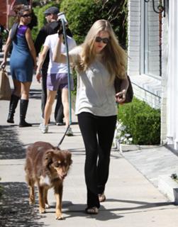 Amanda Seyfried feet photo thumbnail