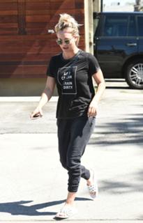Kaley Cuoco feet photo thumbnail