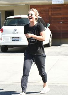 Kaley Cuoco feet photo thumbnail