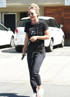 Kaley Cuoco feet photo thumbnail