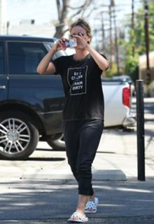 Kaley Cuoco feet photo thumbnail