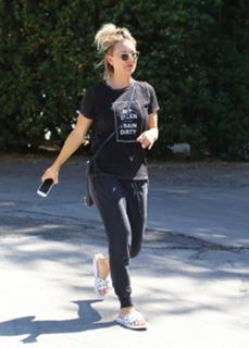 Kaley Cuoco feet photo thumbnail