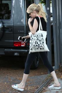 Emma Roberts feet photo thumbnail