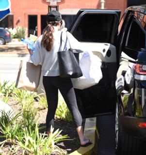 Lea Michele feet photo thumbnail
