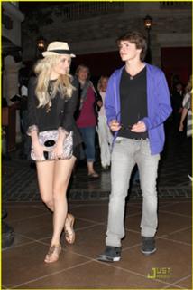 Pixie Lott feet photo thumbnail