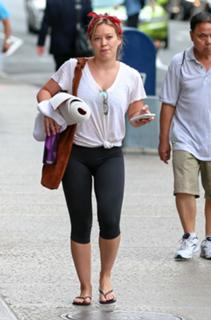 Hilary Duff feet photo thumbnail