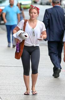 Hilary Duff feet photo thumbnail