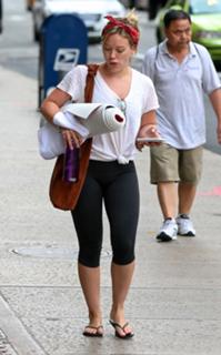 Hilary Duff feet photo thumbnail