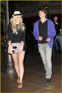 Pixie Lott feet photo thumbnail