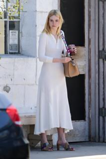 Elle Fanning feet photo thumbnail