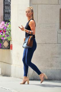 Nina Agdal feet photo thumbnail