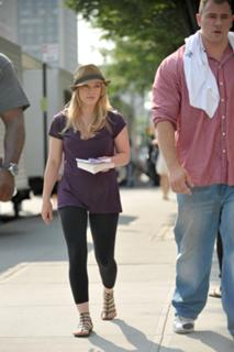 Hilary Duff feet photo thumbnail