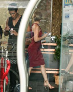 Scarlett Johansson feet photo thumbnail