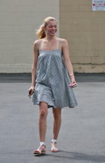 LeAnn Rimes feet photo thumbnail