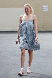 LeAnn Rimes feet photo thumbnail