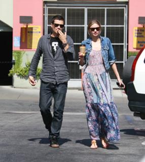 Miranda Kerr feet photo thumbnail