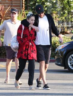 Miley Cyrus feet photo thumbnail