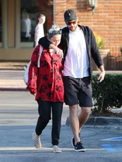 Miley Cyrus feet photo thumbnail