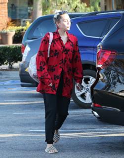 Miley Cyrus feet photo thumbnail