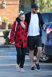 Miley Cyrus feet photo thumbnail