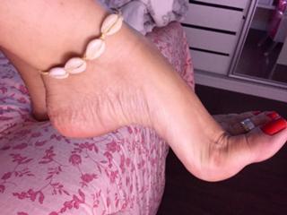 Karin Klemp feet photo thumbnail