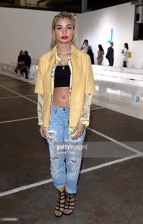 Pia Mia feet photo thumbnail
