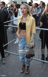 Pia Mia feet photo thumbnail