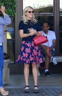 Reese Witherspoon feet photo thumbnail