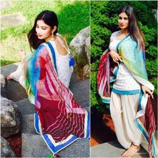 Mouni Roy feet photo thumbnail