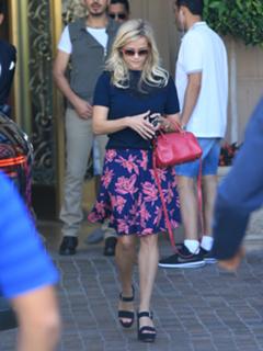 Reese Witherspoon feet photo thumbnail