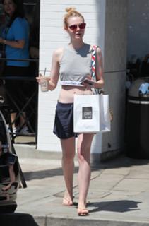 Elle Fanning feet photo thumbnail