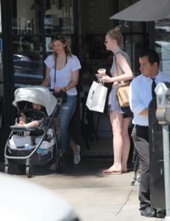 Elle Fanning feet photo thumbnail