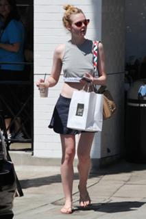 Elle Fanning feet photo thumbnail