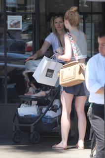 Elle Fanning feet photo thumbnail