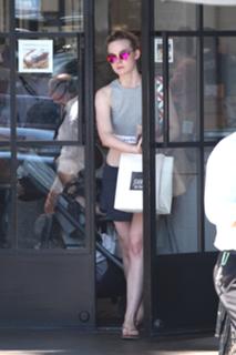 Elle Fanning feet photo thumbnail