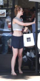 Elle Fanning feet photo thumbnail