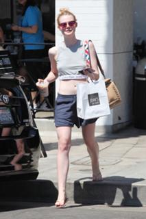 Elle Fanning feet photo thumbnail
