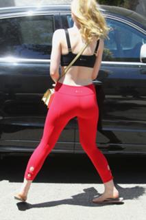 Elle Fanning feet photo thumbnail