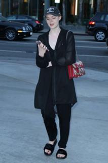 Elle Fanning feet photo thumbnail