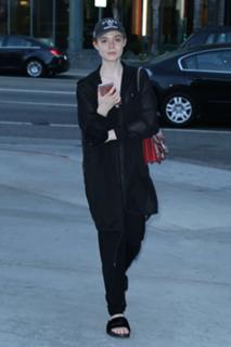 Elle Fanning feet photo thumbnail